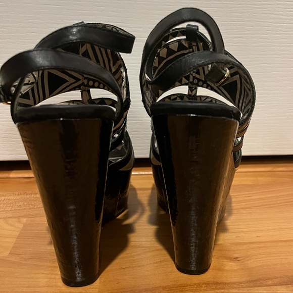 Jessica Simpson Black & Cream Platform Heels - GUC! - Picture 3 of 7